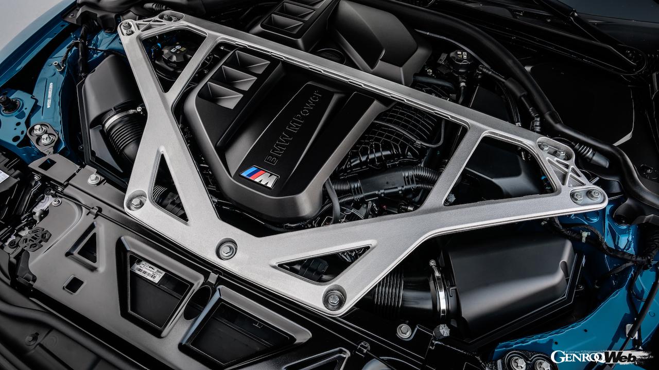 搭載される3.0リッター直列6気筒エンジンは、エンジン自体に様々な改良が施され、過給圧をアップしたことで20PS引き上げられた、最高出力557PSを実現した。