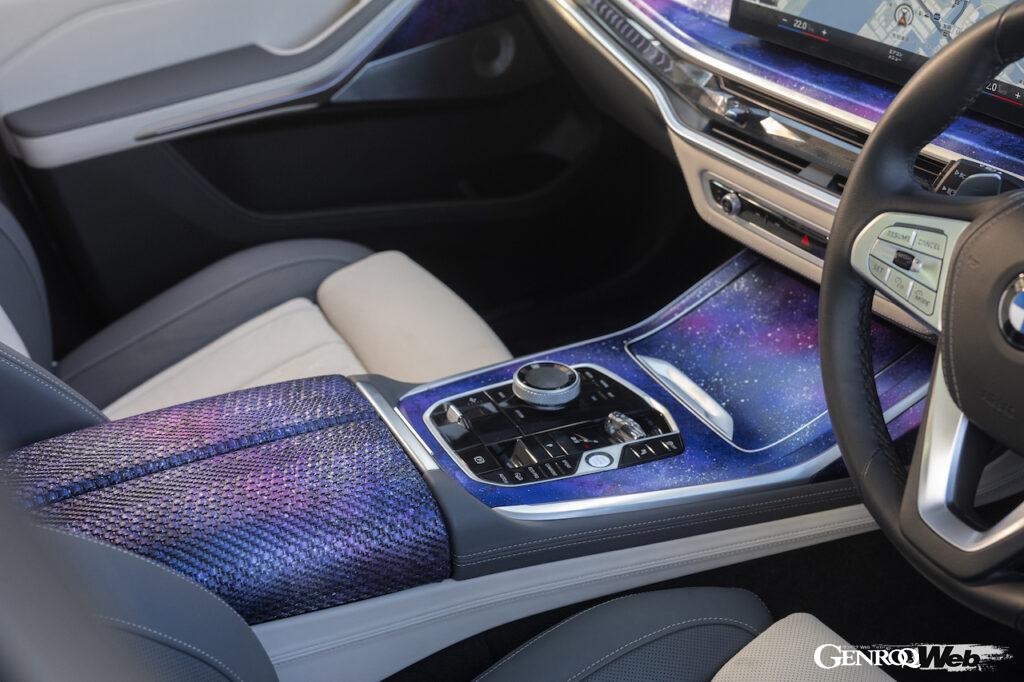 日中の光のうつろいを表現した「BMW X7 西陣エディション」から3年ぶりに制作された、日本独自のスペシャルモデル「BMW X7 錦ラウンジ」は、内外装に「夜のとばり」をイメージした様々な特別装備が施された。