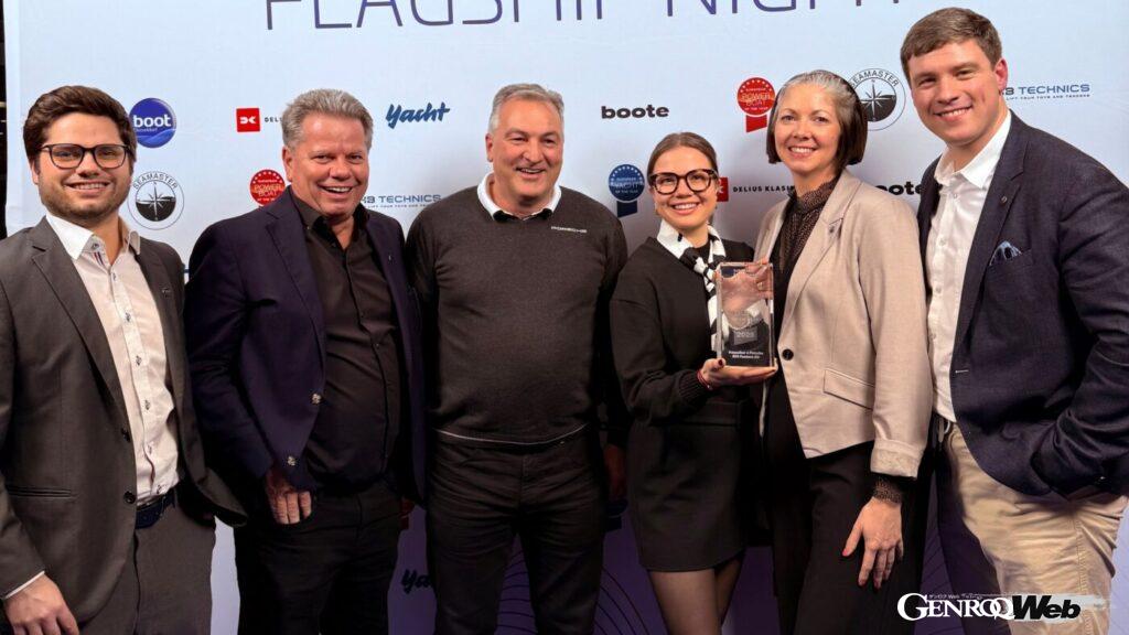 ボート・デュッセルドルフにおいて、 850 ファントムエアーが、エレクトリック部門の「パワーボート・オブ・ザ・イヤー」を受賞。写真は授賞式に参加したフラウシャーとポルシェのメンバー。左から3人目がポルシェのイェルク・ケルナー。