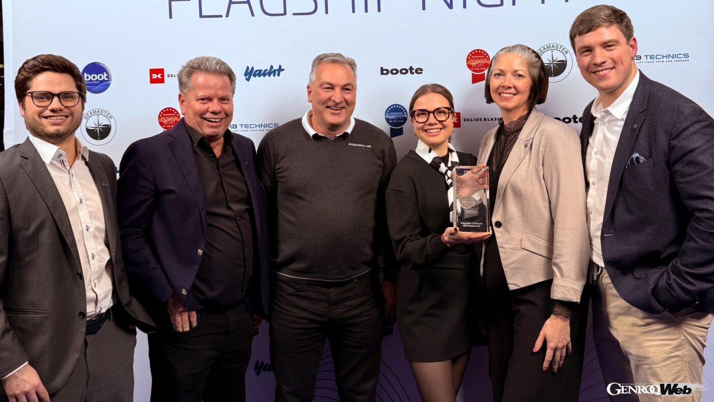 ボート・デュッセルドルフにおいて、 850 ファントムエアーが、エレクトリック部門の「パワーボート・オブ・ザ・イヤー」を受賞。写真は授賞式に参加したフラウシャーとポルシェのメンバー。左から3人目がポルシェのイェルク・ケルナー。
