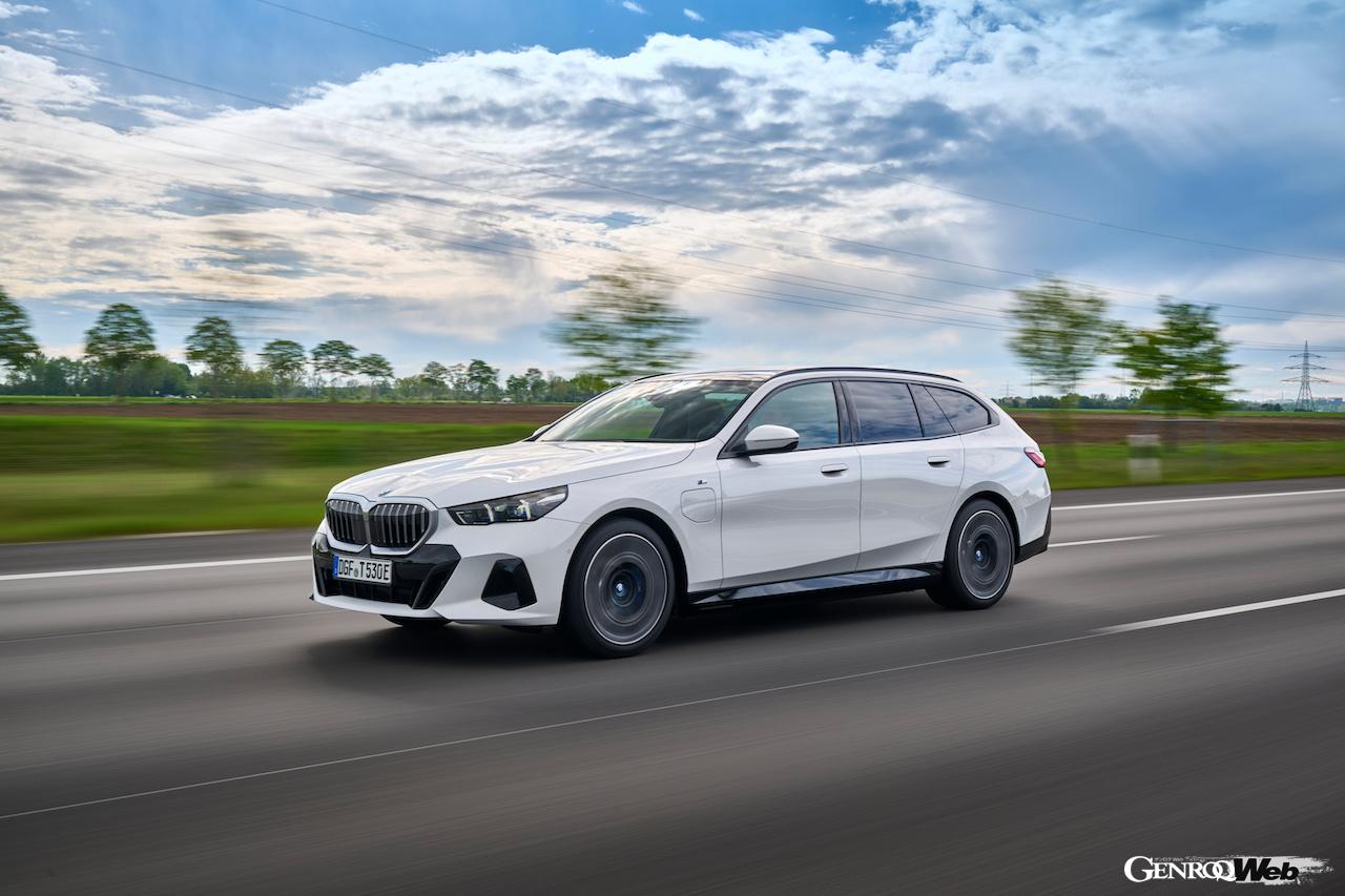「BMW 523i ツーリング」の走行シーン。