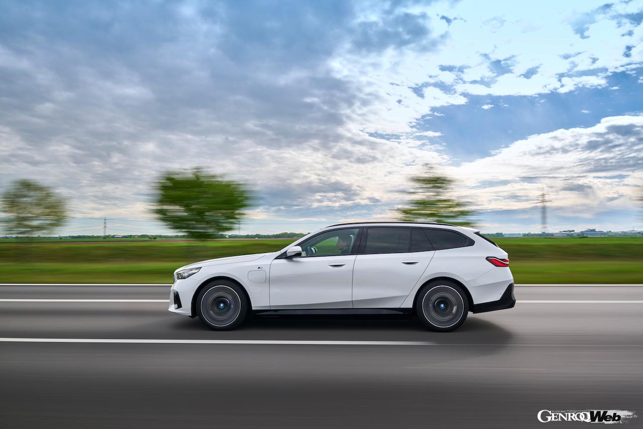 「BMW 523i ツーリング」の走行シーン。