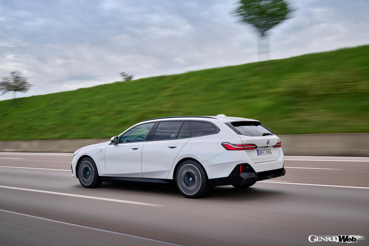 「BMW 523i ツーリング」の走行シーン。