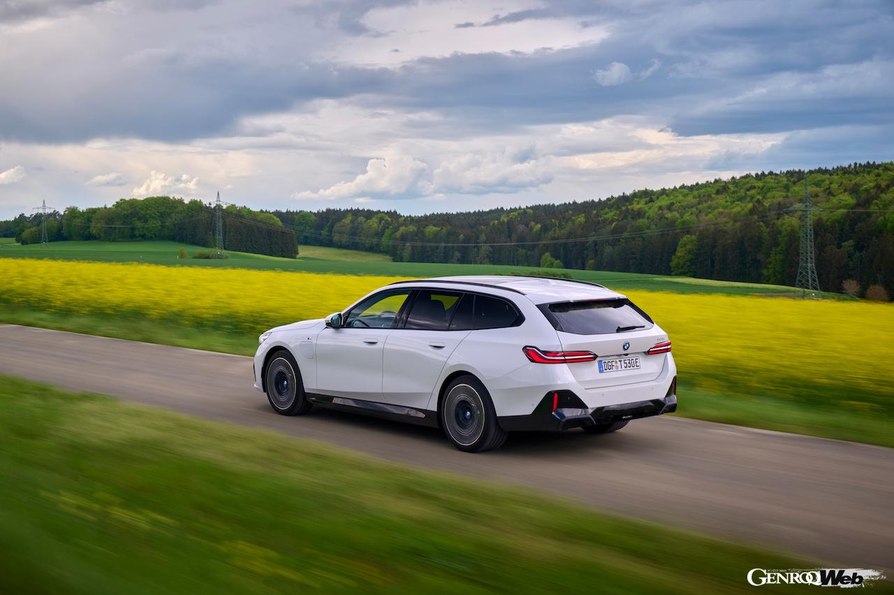 「BMW 523i ツーリング」の走行シーン。