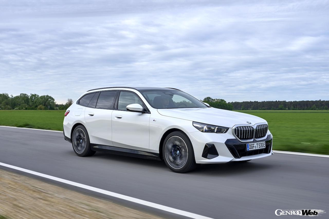 「BMW 523i ツーリング」の走行シーン。