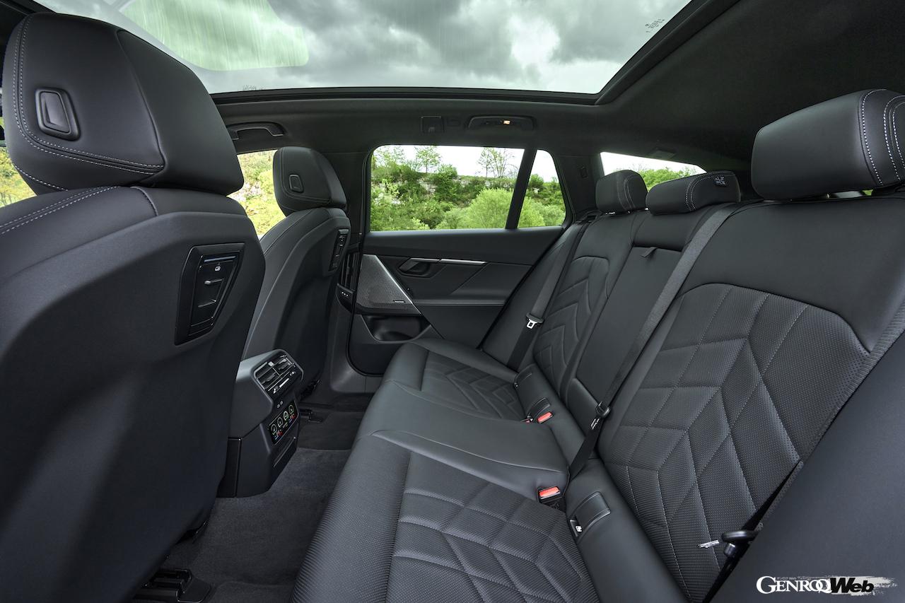 「BMW 523i ツーリング」のインテリア。