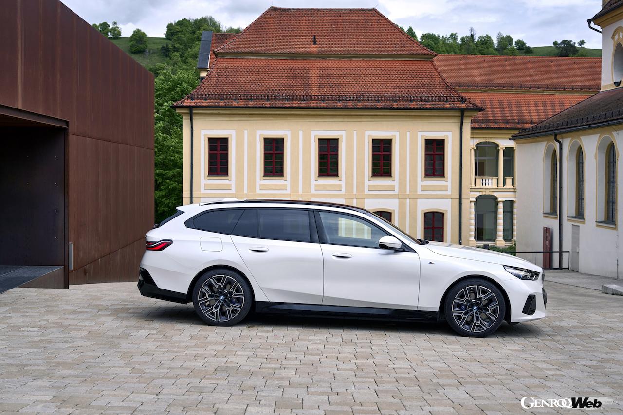 「BMW 523i ツーリング」のエクステリア。