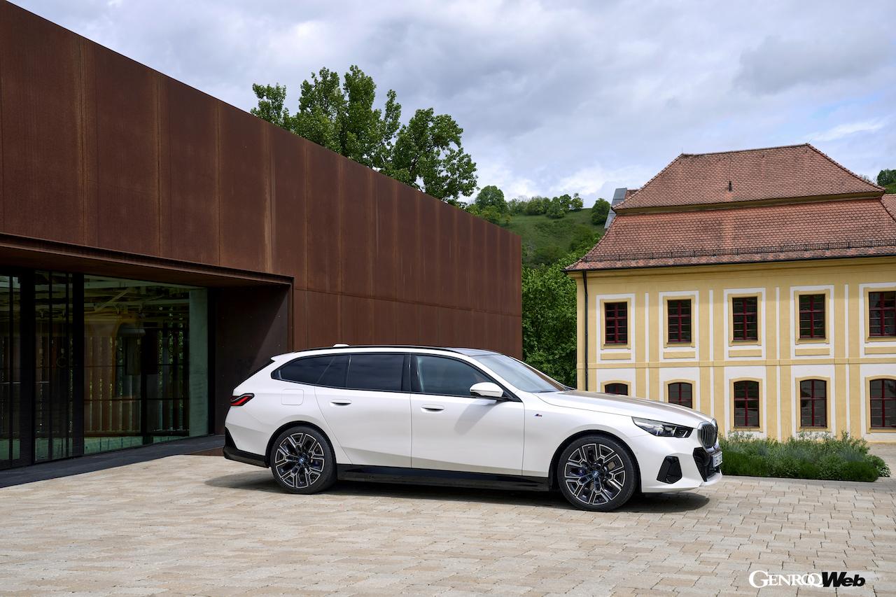 「BMW 523i ツーリング」のエクステリア。