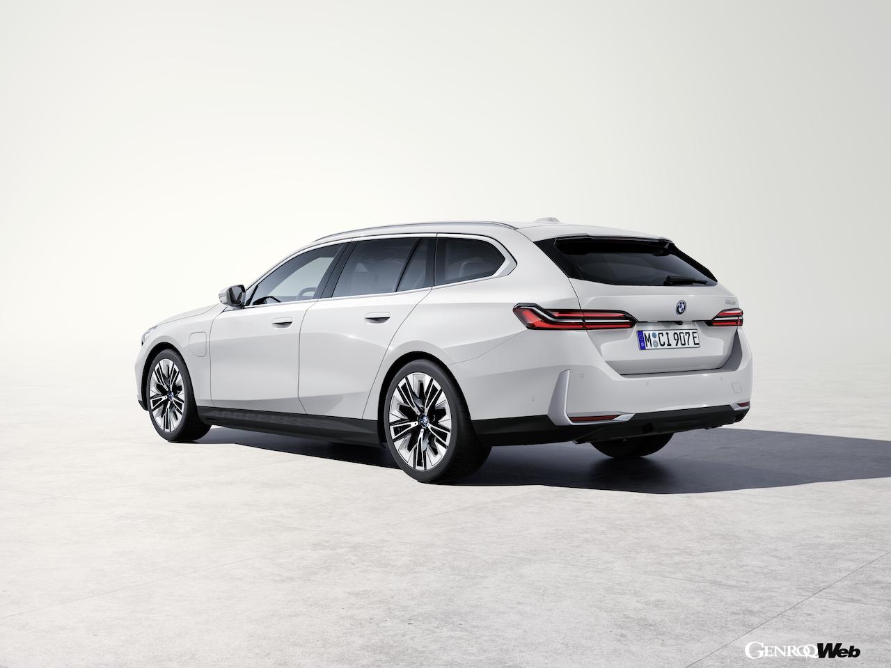 「BMW 523i ツーリング」のエクステリア。
