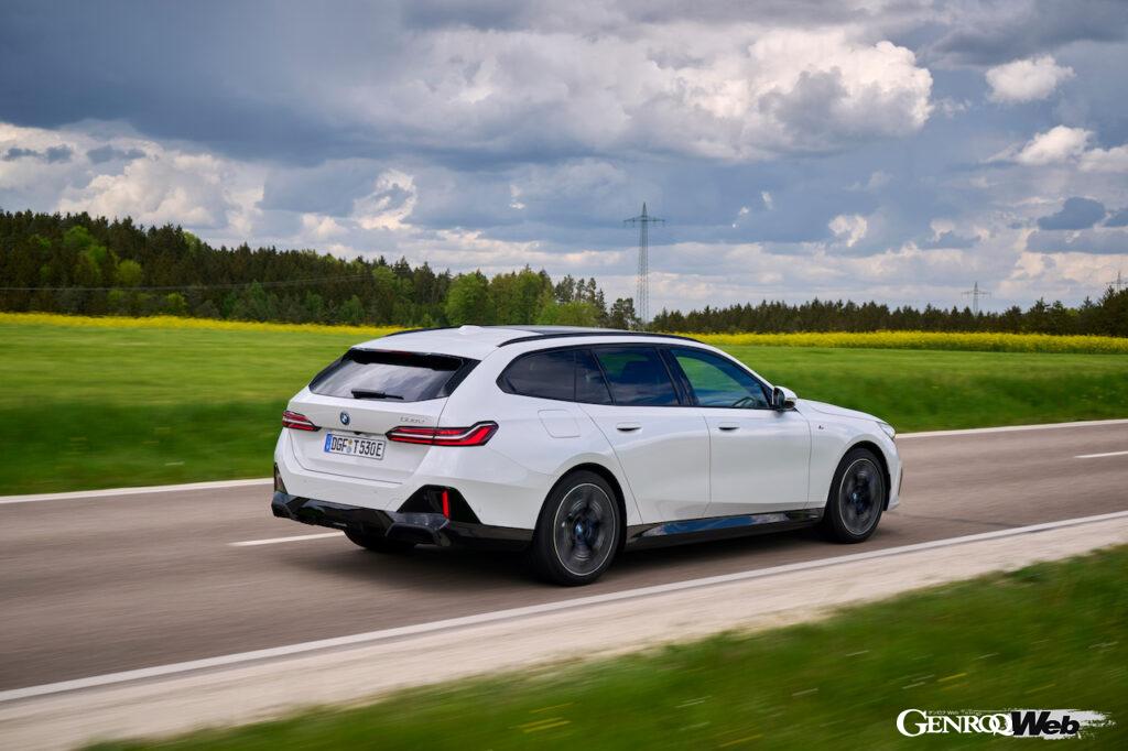 「BMW 523i ツーリング」の走行シーン。
搭載される2.0リッター直列4気筒BMWツインパワーターボ・ガソリンエンジンは、最高出力190PSを発揮。48Vマイルドハイブリッド・システムを搭載し、高い効率性も実現した。