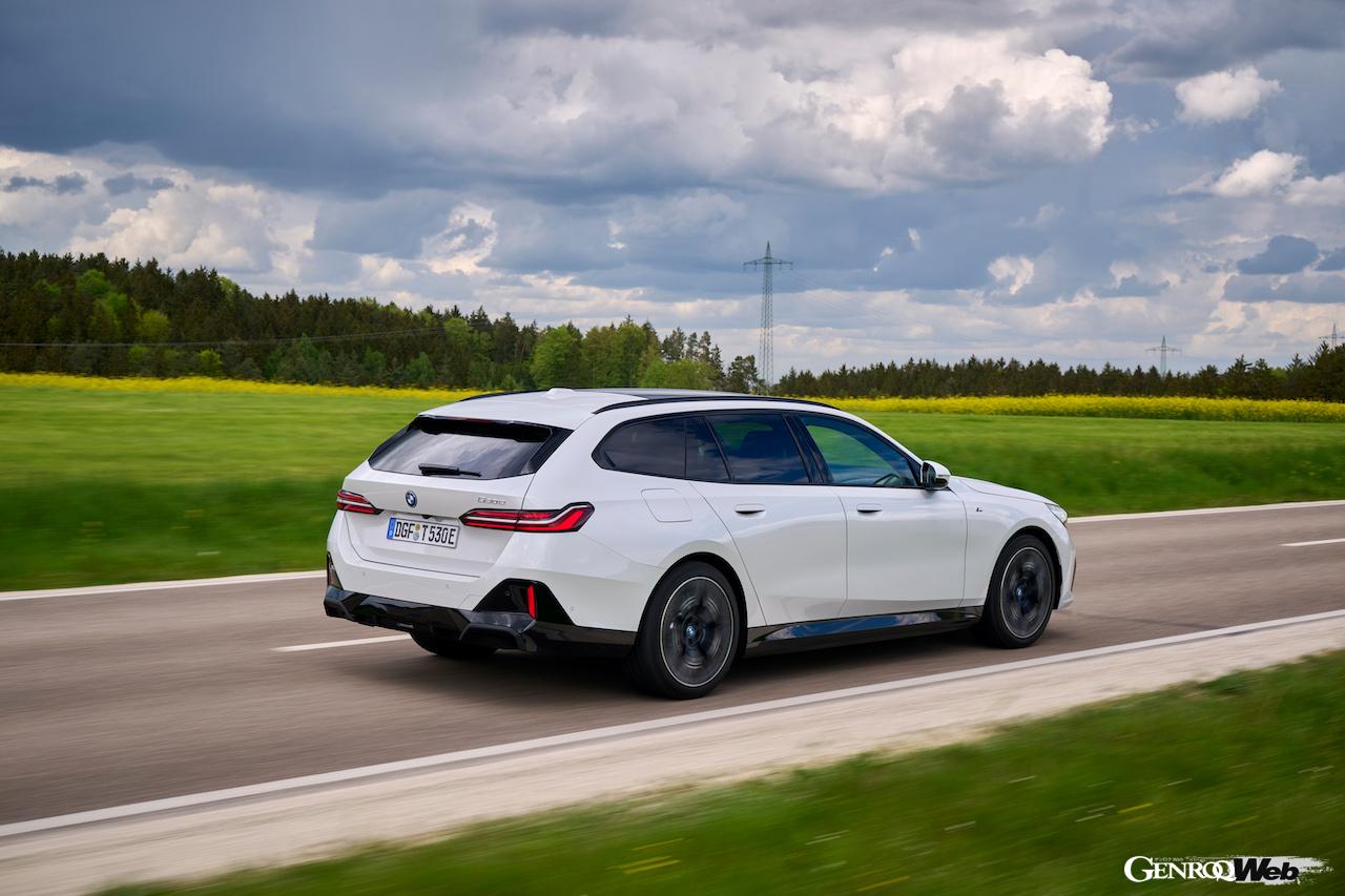 「BMW 523i ツーリング」の走行シーン。 搭載される2.0リッター直列4気筒BMWツインパワーターボ・ガソリンエンジンは、最高出力190PSを発揮。48Vマイルドハイブリッド・システムを搭載し、高い効率性も実現した。