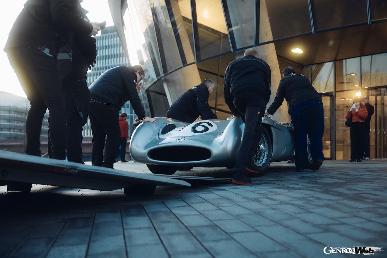 メルセデス・ベンツ・ミュージアムへと搬入された、1954年型「メルセデス・ベンツ W 196 R」。