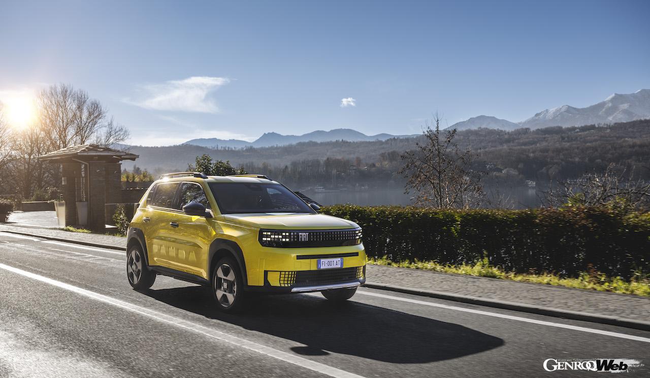 ヨーロッパで2025年3月から販売が開始される、新型「フィアット グランデ パンダ」の走行シーン。