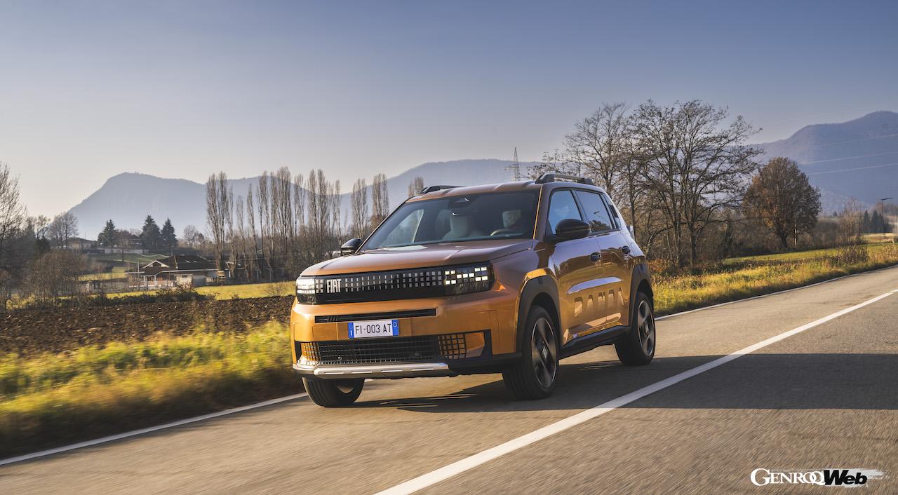 ヨーロッパで2025年3月から販売が開始される、新型「フィアット グランデ パンダ」の走行シーン。