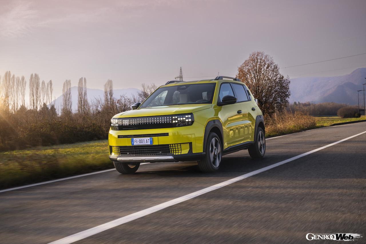 ヨーロッパで2025年3月から販売が開始される、新型「フィアット グランデ パンダ」の走行シーン。