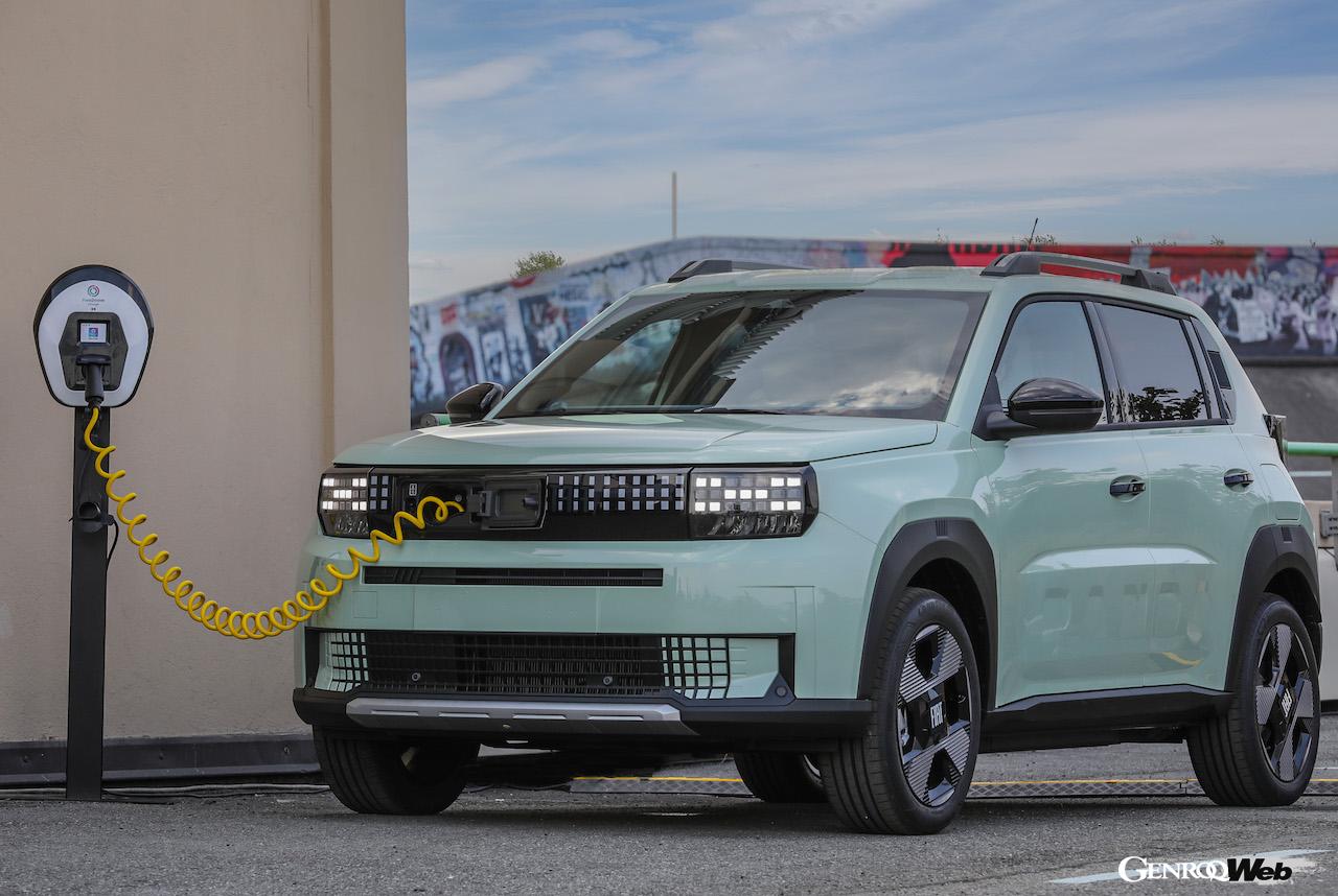 ヨーロッパで2025年3月から販売が開始される、新型「フィアット グランデ パンダ」の充電シーン。