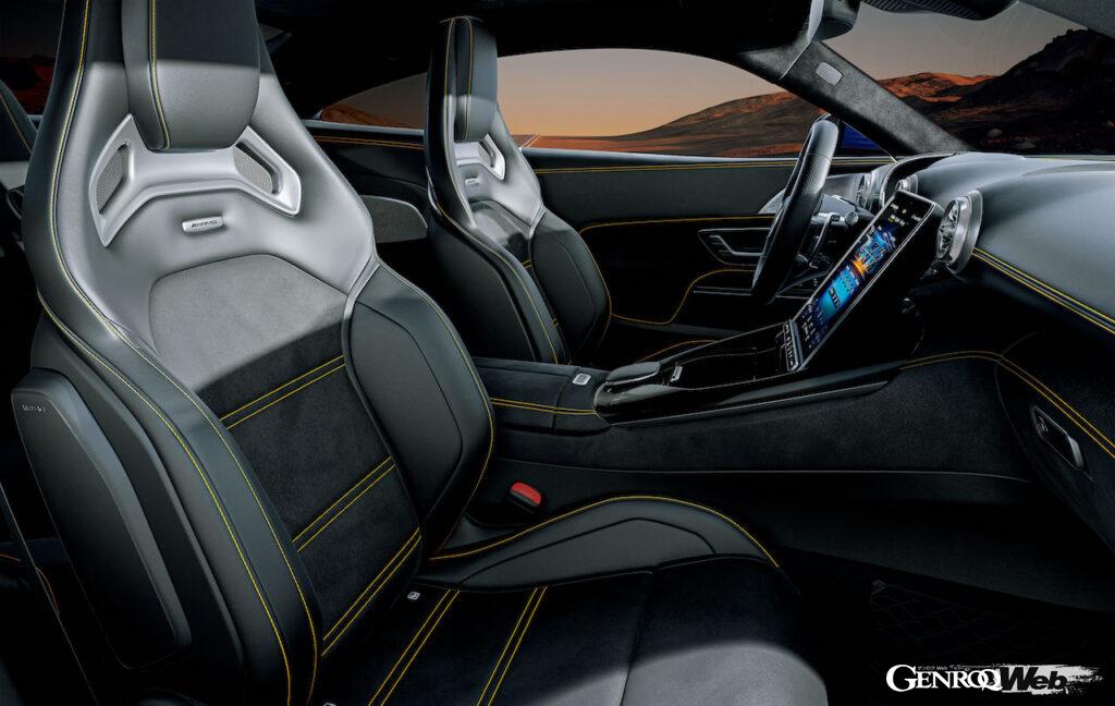 レーシーなコクピットには、長時間のドライビングでも疲れにくい形状を持つ、AMG専用スポーツシートを標準装備。有償オプションとして、写真の「AMGパフォーマンスシート」の装着も可能となっている。