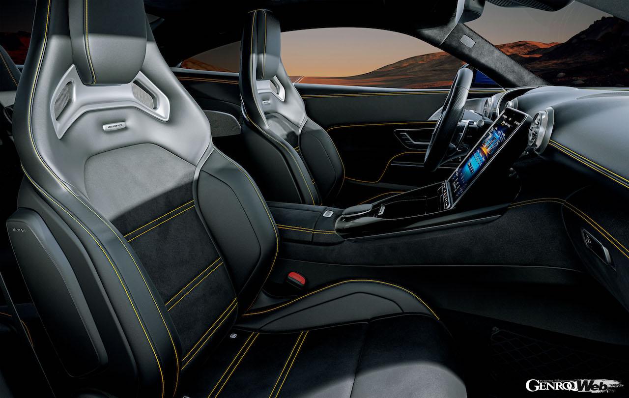 レーシーなコクピットには、長時間のドライビングでも疲れにくい形状を持つ、AMG専用スポーツシートを標準装備。有償オプションとして、写真の「AMGパフォーマンスシート」の装着も可能となっている。