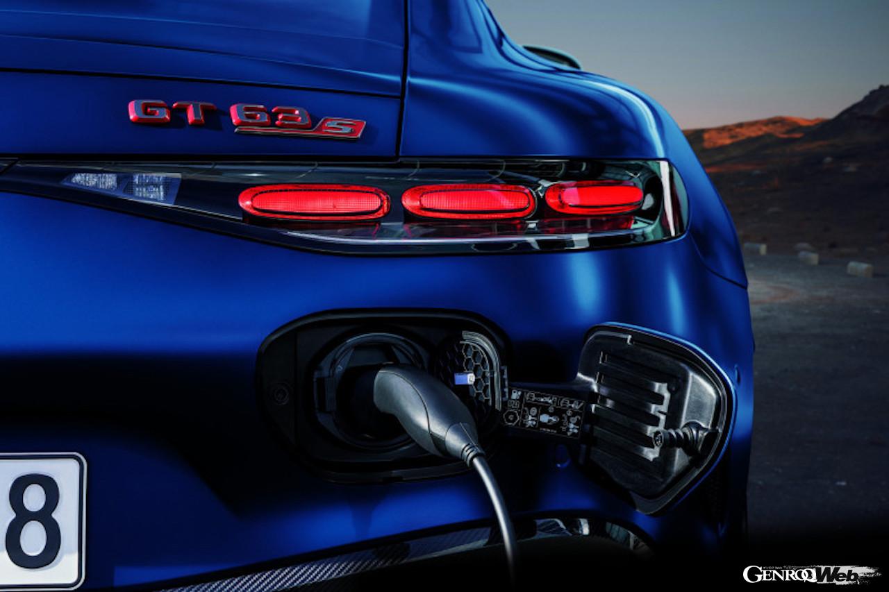 「メルセデス AMG GT 63 S E PERFORMANCE クーペ」には、メルセデス AMG ペトロナスF1チームが、厳しいF1グランプリによって磨いたバッテリーテクノロジー、「AMG ハイパフォーマンスバッテリー（HPB）」が導入された。