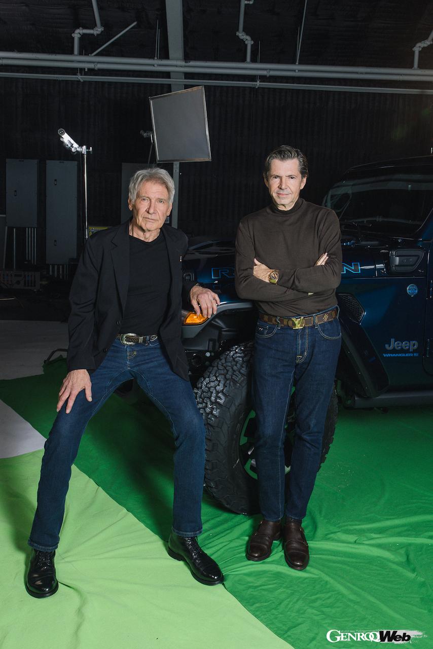ハリソン・フォードと、制作を担当したステランティス・グローバル・チーフ・マーケティング・オフィサーのオリヴィエ・フランソワ。