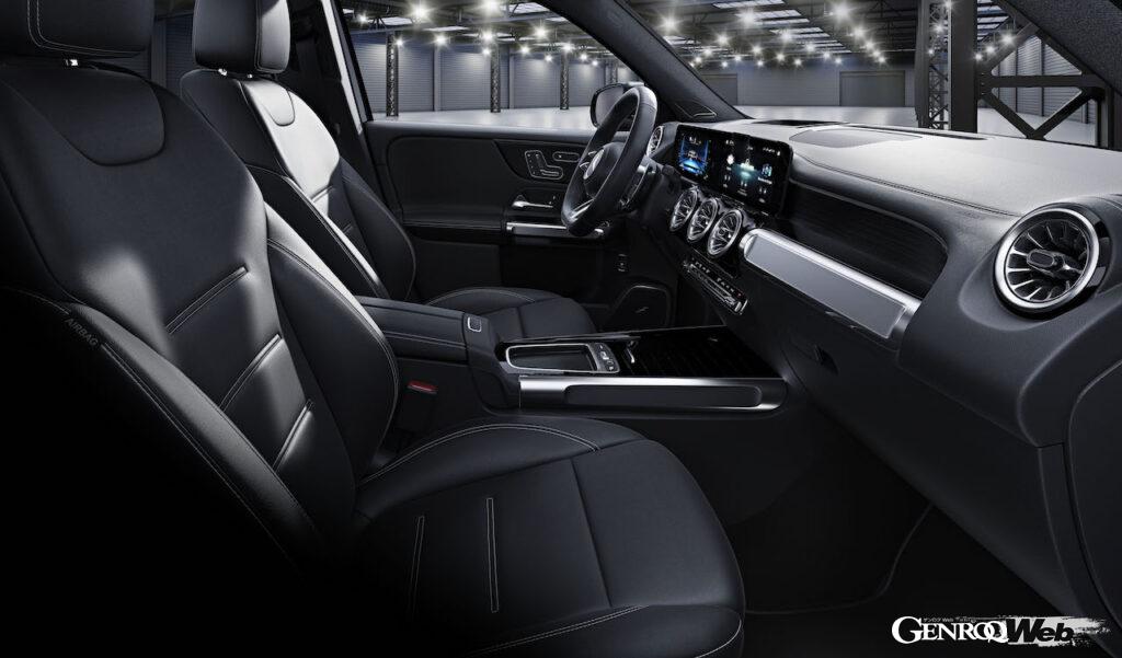 インテリアには、通常GLBではチョイスすることの出来ない「ブラックオープンポアウッド・インテリアトリム」をチョイス。シックな室内を演出する。