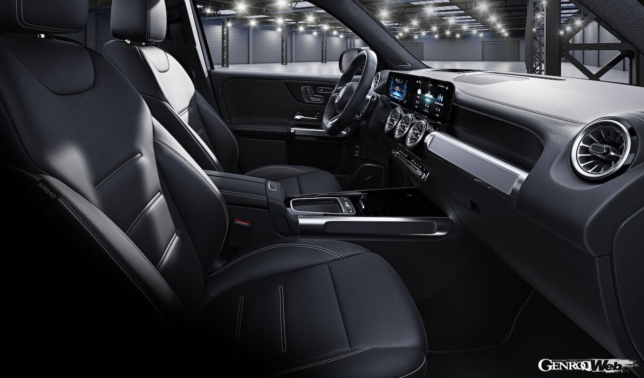 インテリアには、通常GLBではチョイスすることの出来ない「ブラックオープンポアウッド・インテリアトリム」をチョイス。シックな室内を演出する。