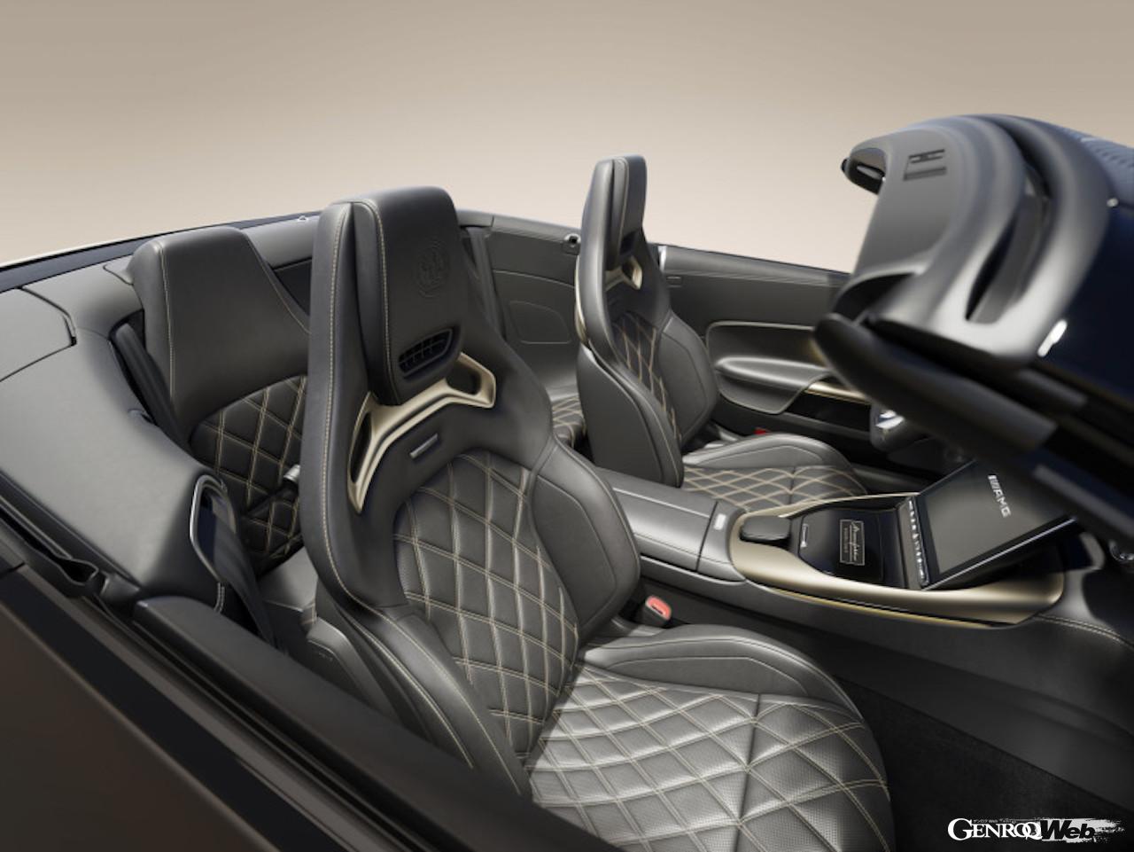 インテリアもブラックをベースにゴールドのアクセントが組み合わせ。センターコンソールには、「MANUFAKTUR」と専用の「GOLDEN COAST」が記された専用バッジが配された。