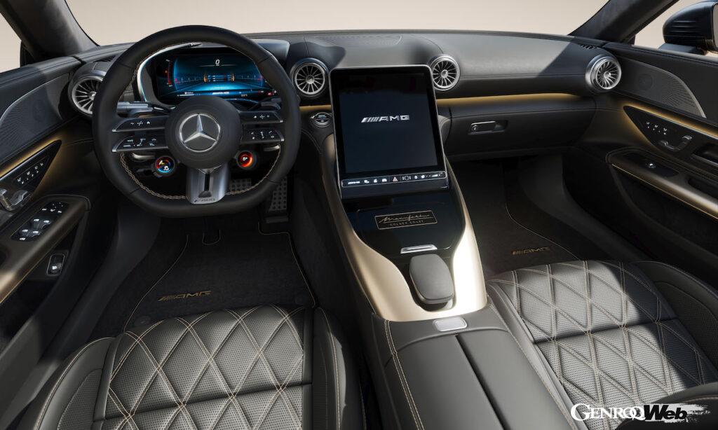 インテリアもブラックをベースにゴールドのアクセントが組み合わせ。センターコンソールには、「MANUFAKTUR」と専用の「GOLDEN COAST」が記された専用バッジが配された。