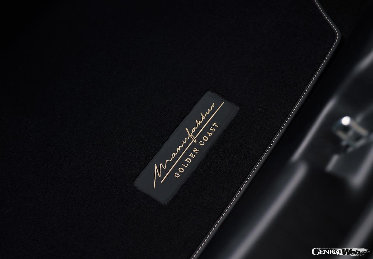 AMGのロゴ刺繍が入れられた「MANUFAKTUR フロアマット」も標準装備となる。
