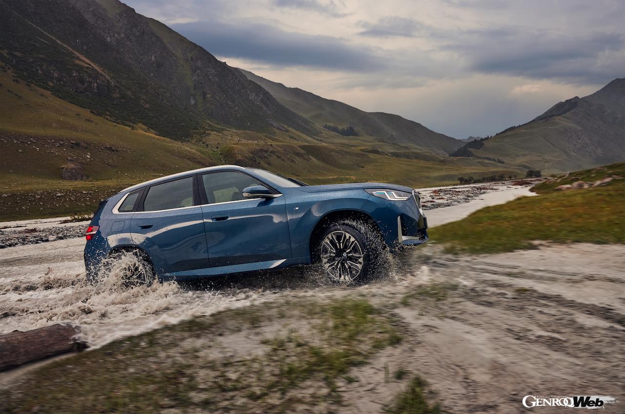 中国市場専用に開発された「BMW X3」ストレッチ仕様の走行シーン。