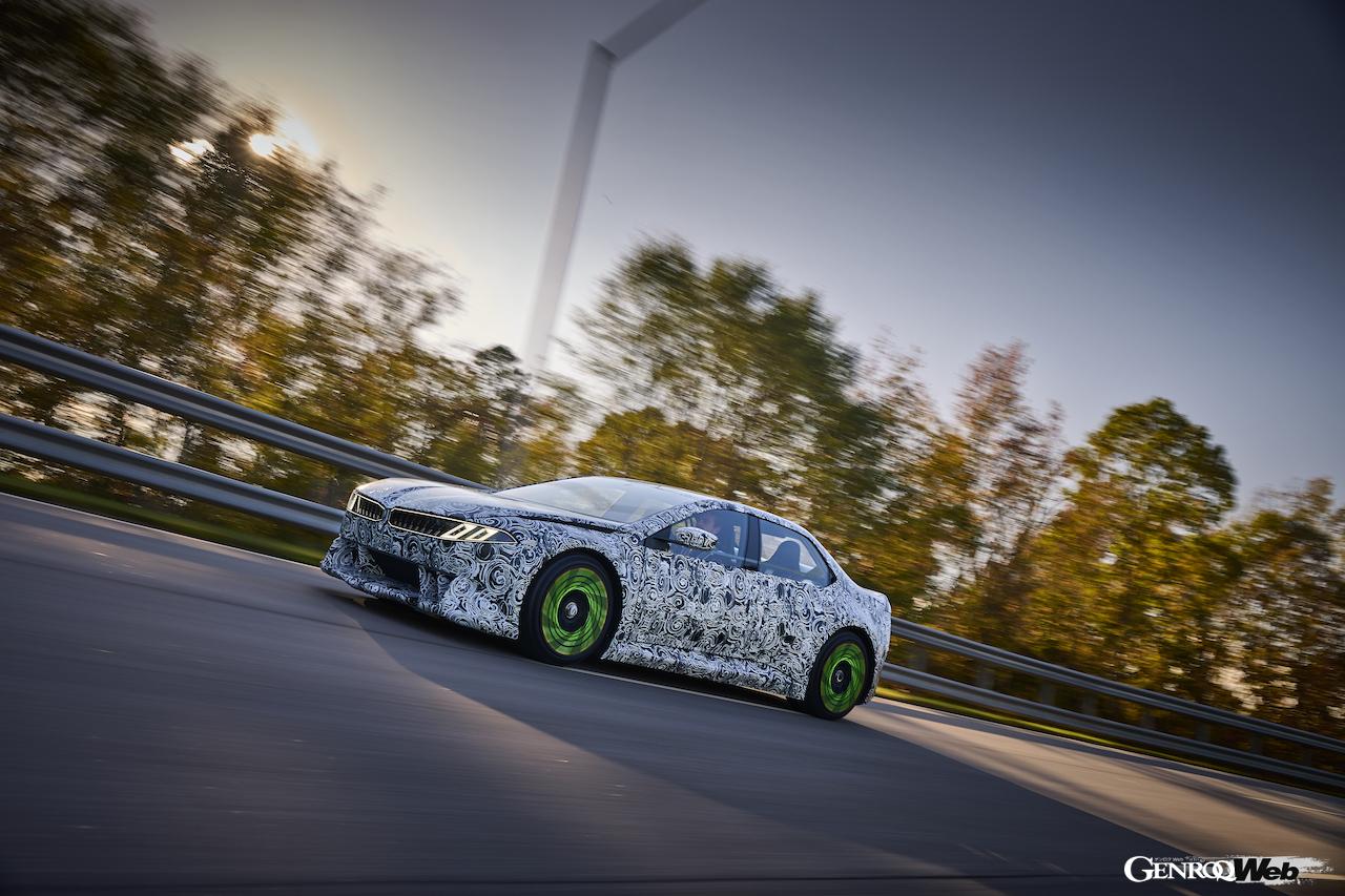 「BMW ヴィジョン ドライビング エクスペリエンス（VDX）」の走行シーン。