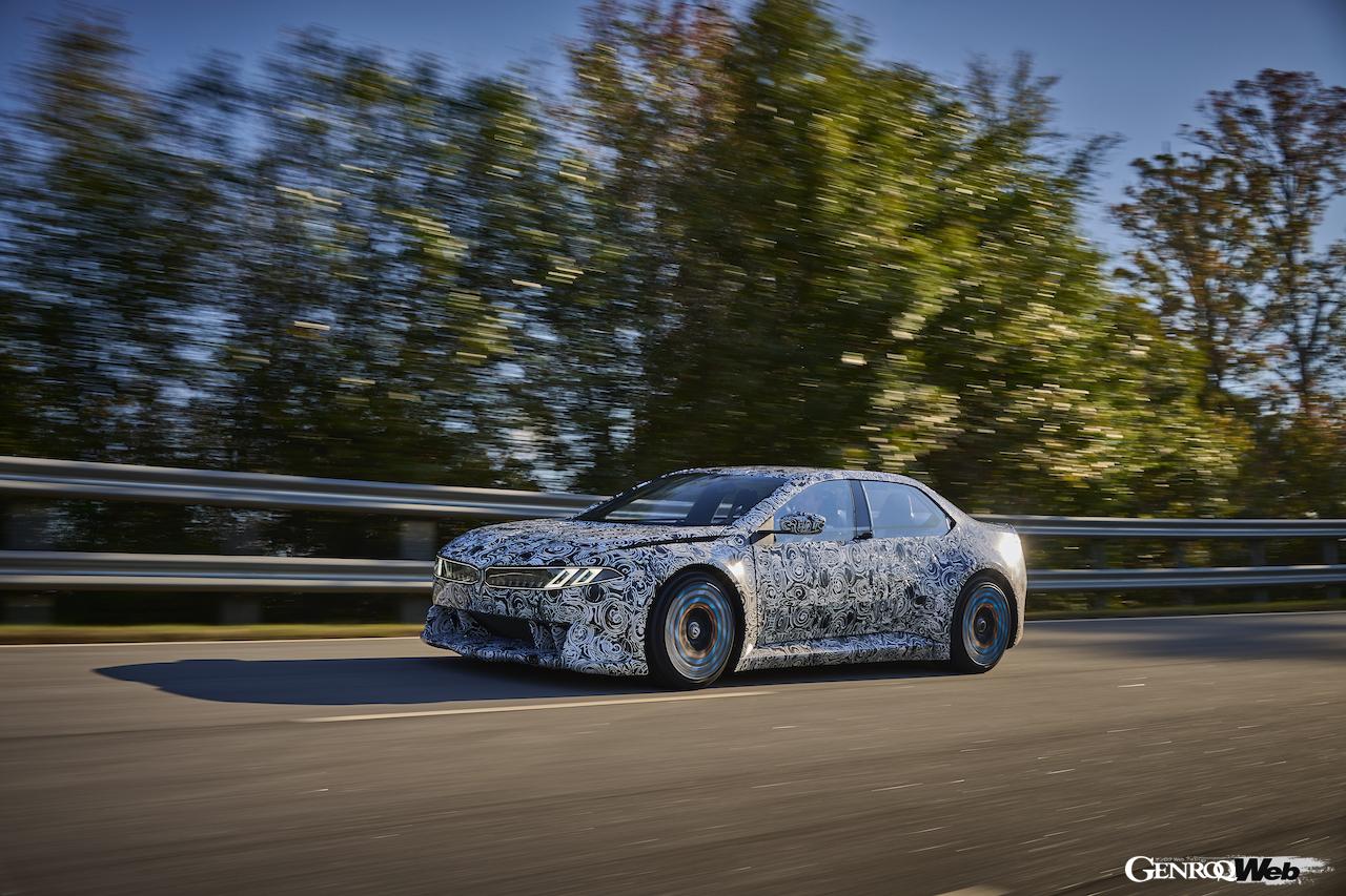 「BMW ヴィジョン ドライビング エクスペリエンス（VDX）」の走行シーン。