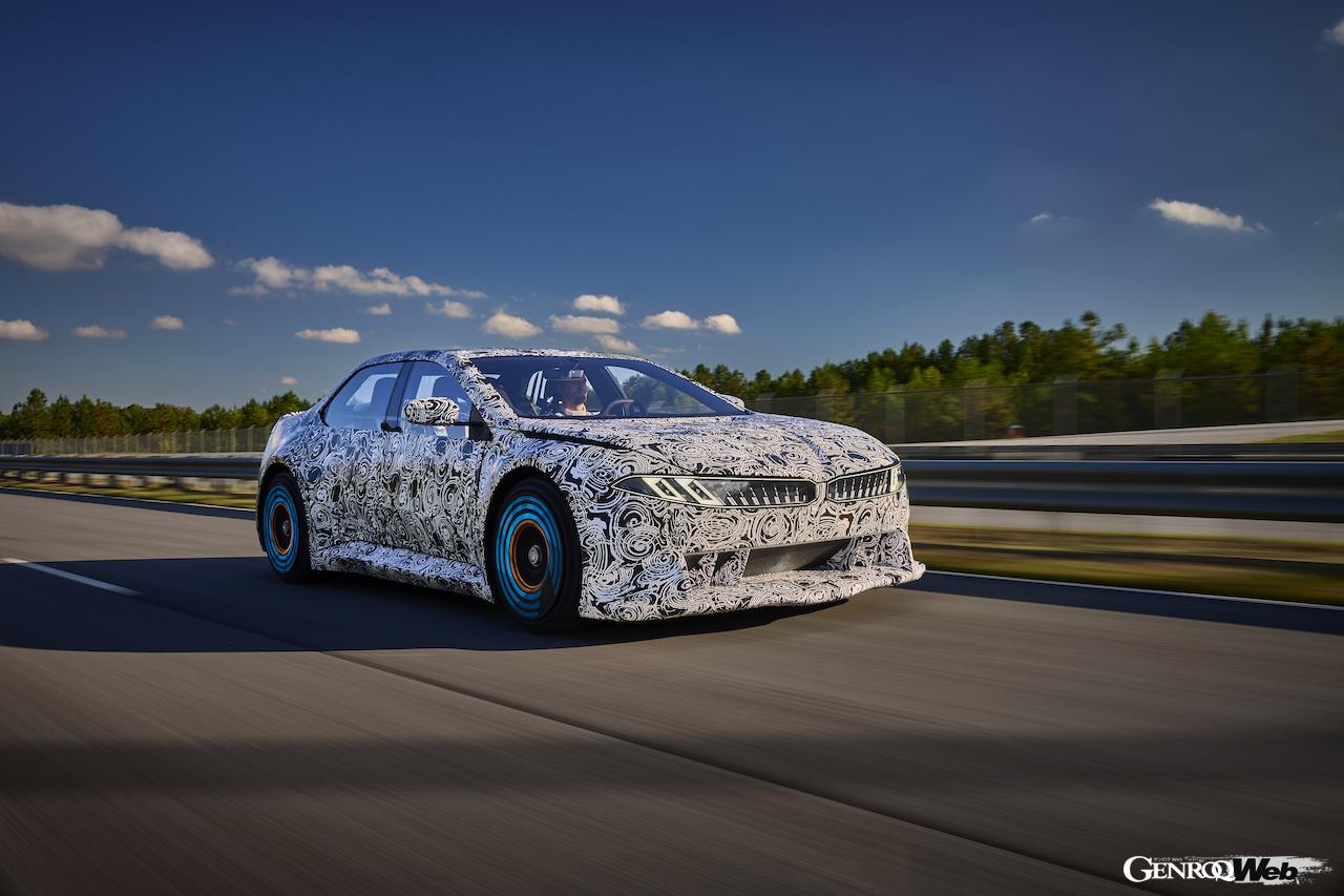 「BMW ヴィジョン ドライビング エクスペリエンス（VDX）」の走行シーン。