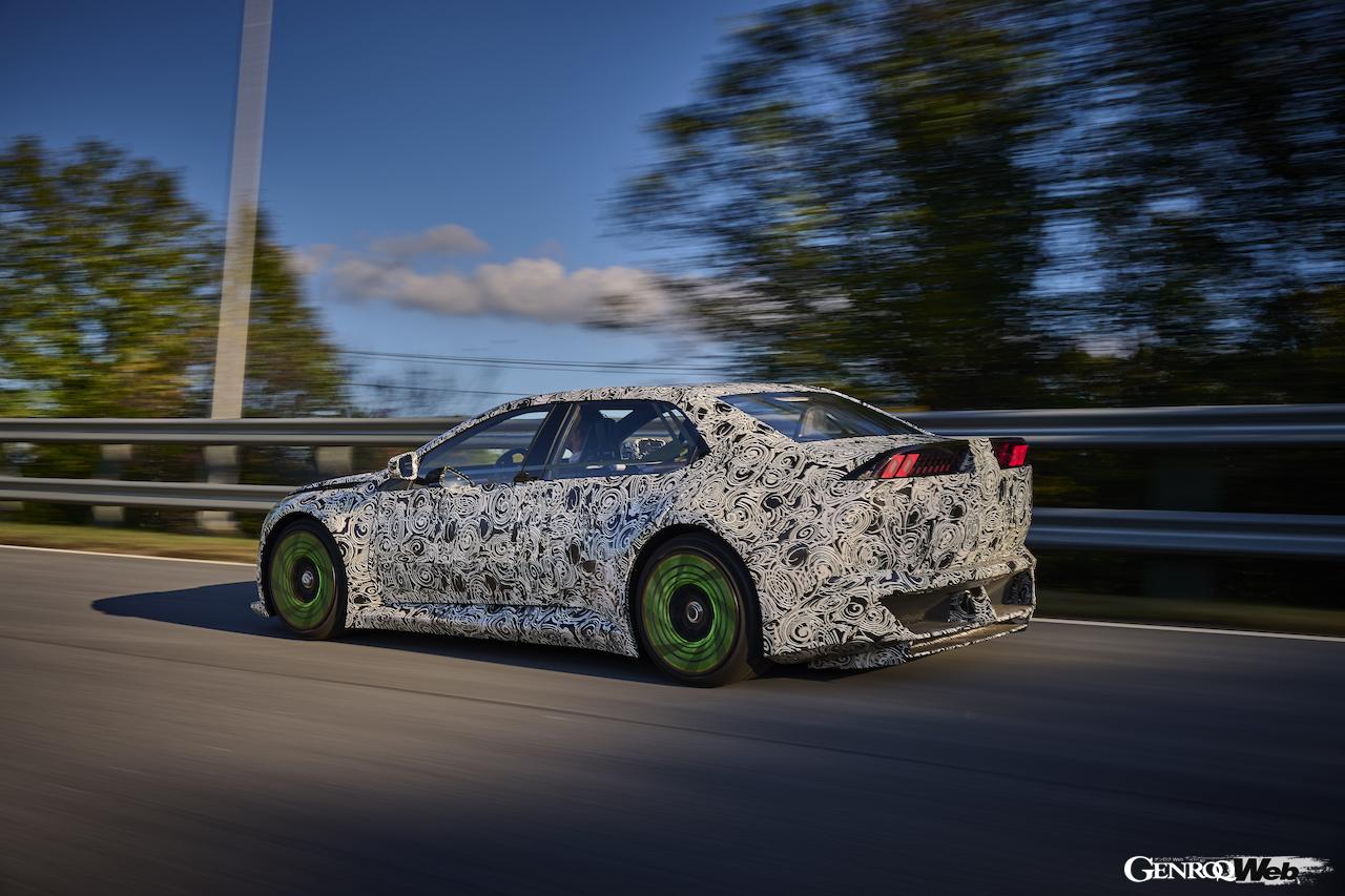 「BMW ヴィジョン ドライビング エクスペリエンス（VDX）」の走行シーン。