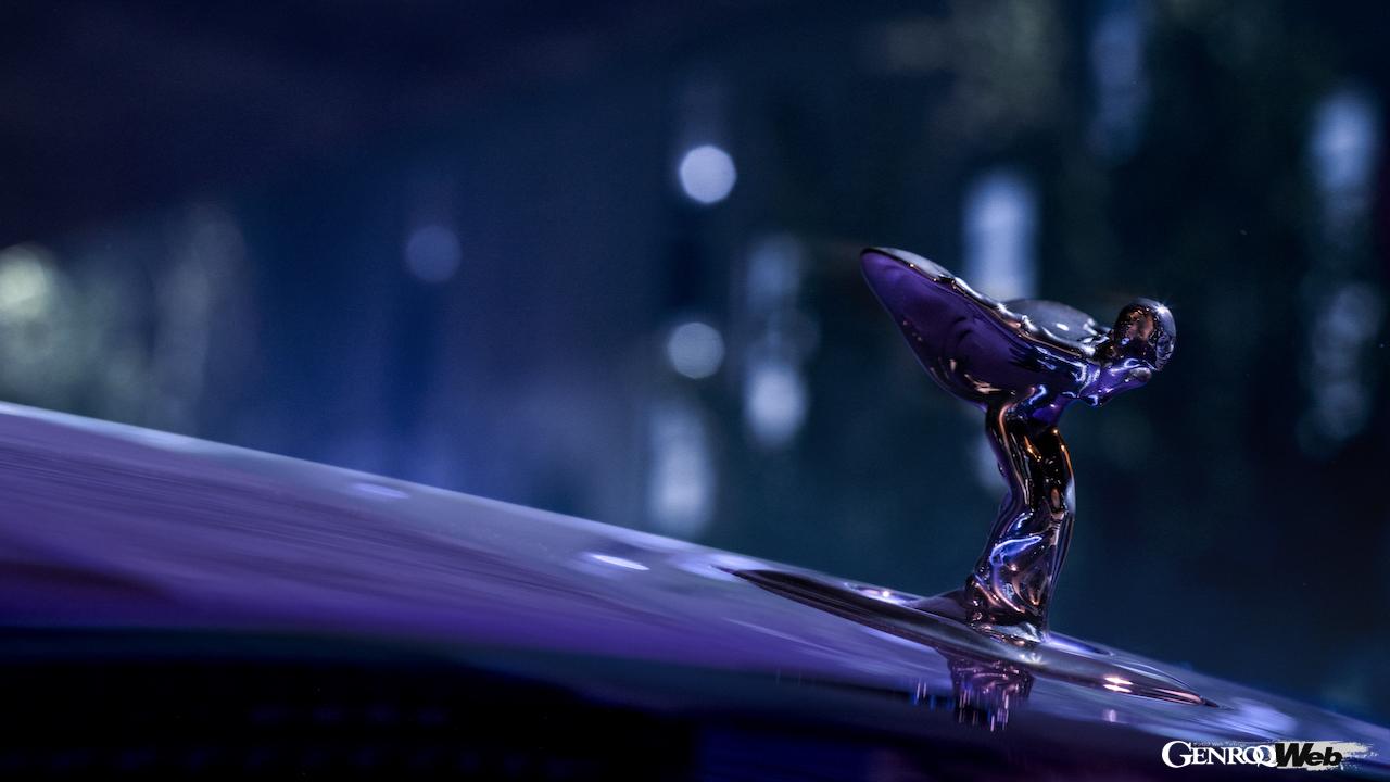 ロールス・ロイス史上最強のパフォーマンスを誇る「ブラックバッジ スペクター」のダークなディテール。