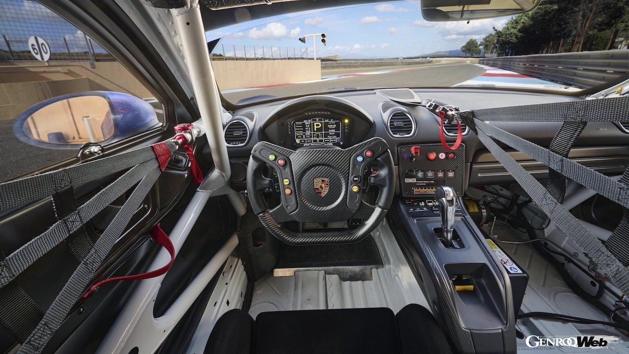 718 ケイマン GT4 RS クラブスポーツは、天然繊維複合材料（NFC）製ボディコンポーネントを採用した初の市販レーシングカーでもある。