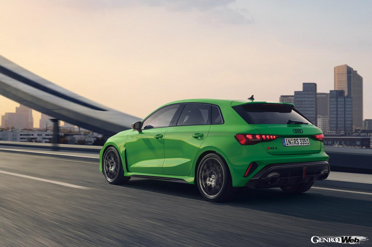 「アウディ RS 3 スポーツバック」改良新型の走行シーン。