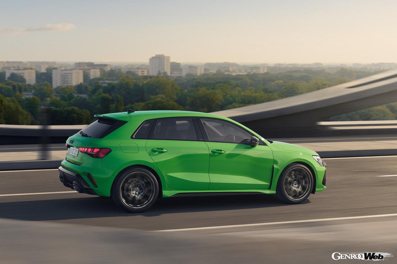 「アウディ RS 3 スポーツバック」改良新型の走行シーン。