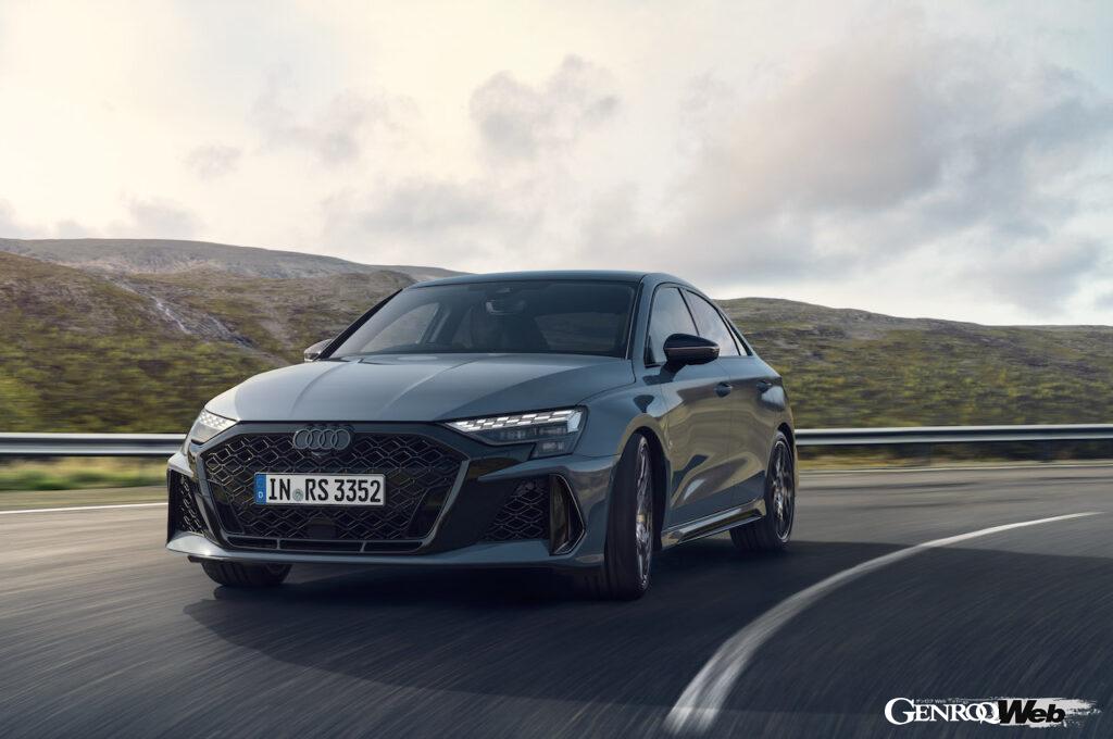 「アウディ RS 3 セダン」改良新型の走行シーン。