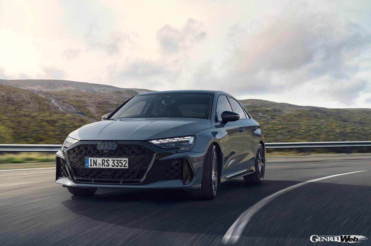 「アウディ RS 3 セダン」改良新型の走行シーン。