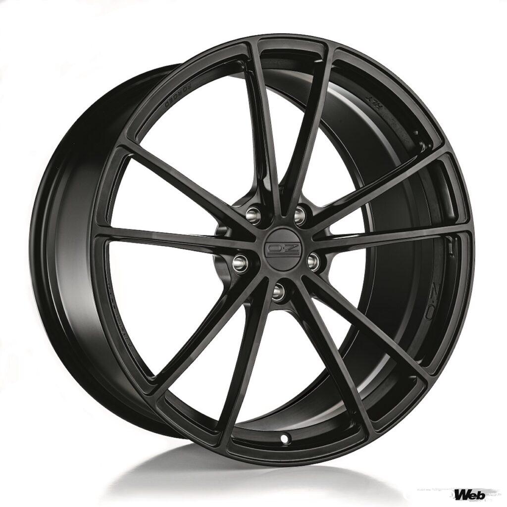 OZは、BMW Mモータースポーツにホイールを供給しており、レースで鍛えられた多くの技術が「Zeus HLT Forged」にも導入されている。