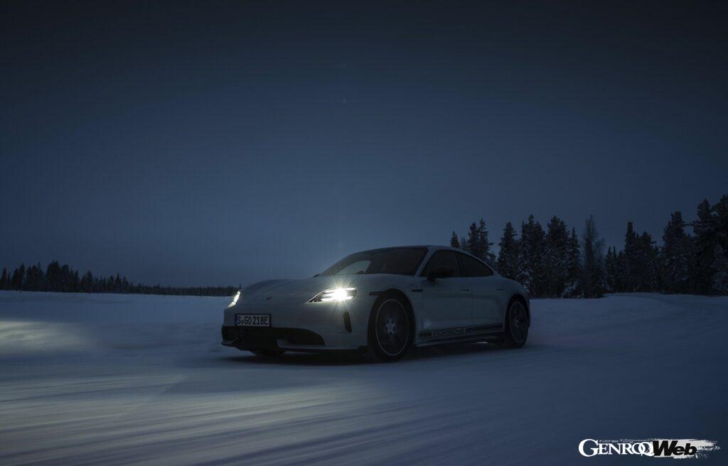 オーロラが輝く北極圏のフィンランドにおいて、ポルシェ タイカンが最新フル電動パワートレインの実力を発揮した。