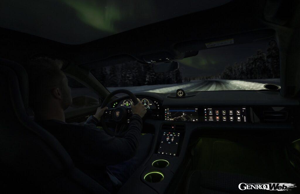 オーロラが輝く北極圏のフィンランドにおいて、ポルシェ タイカンが最新フル電動パワートレインの実力を発揮した。