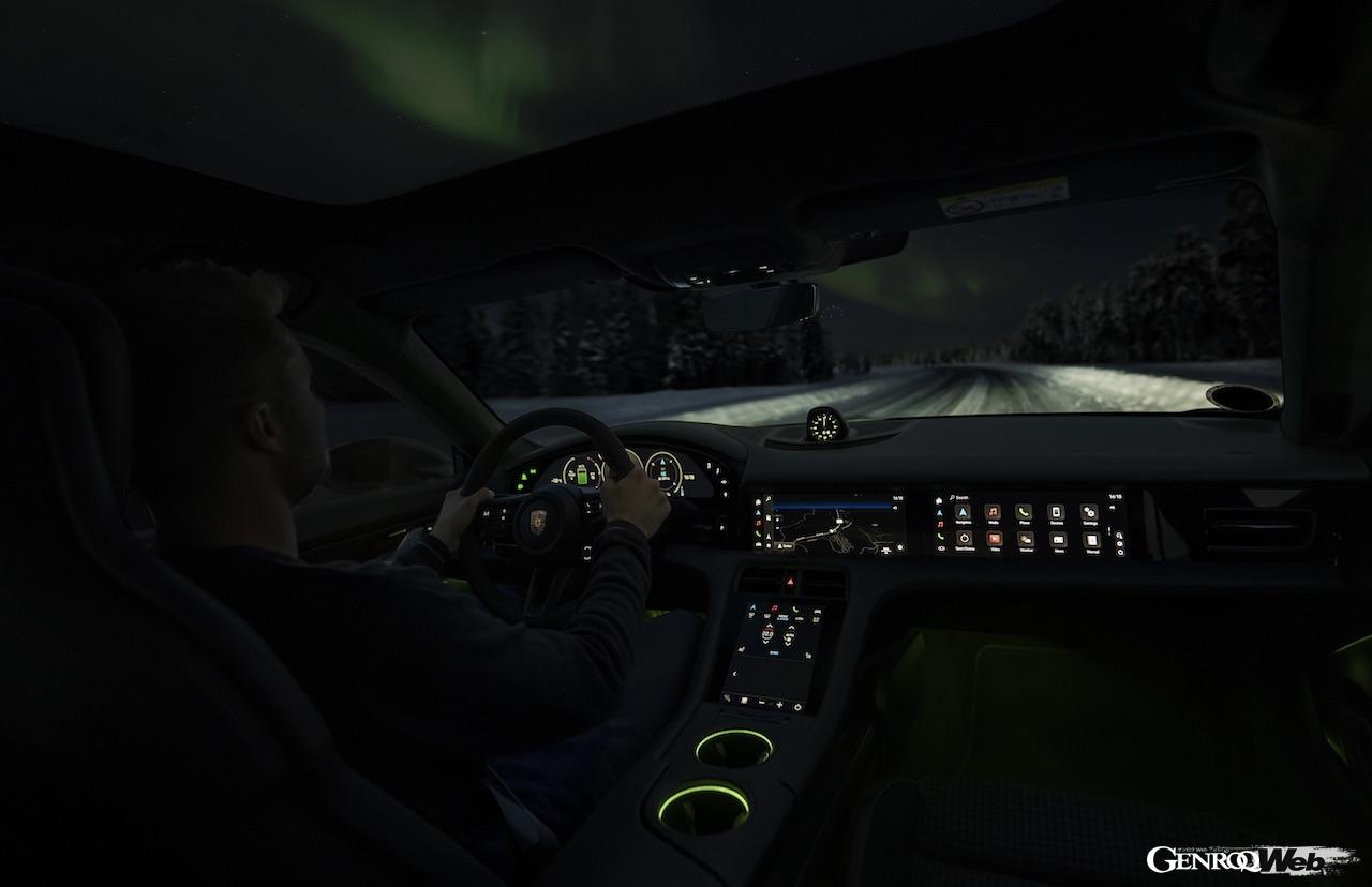 オーロラが輝く北極圏のフィンランドにおいて、ポルシェ タイカンが最新フル電動パワートレインの実力を発揮した。
