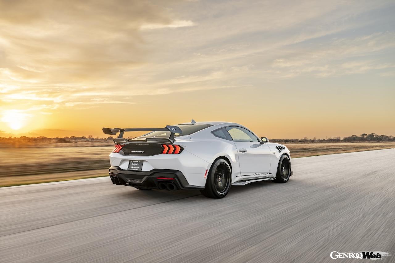 「ヘネシー スーパー ヴェノム マスタング」の走行シーン。