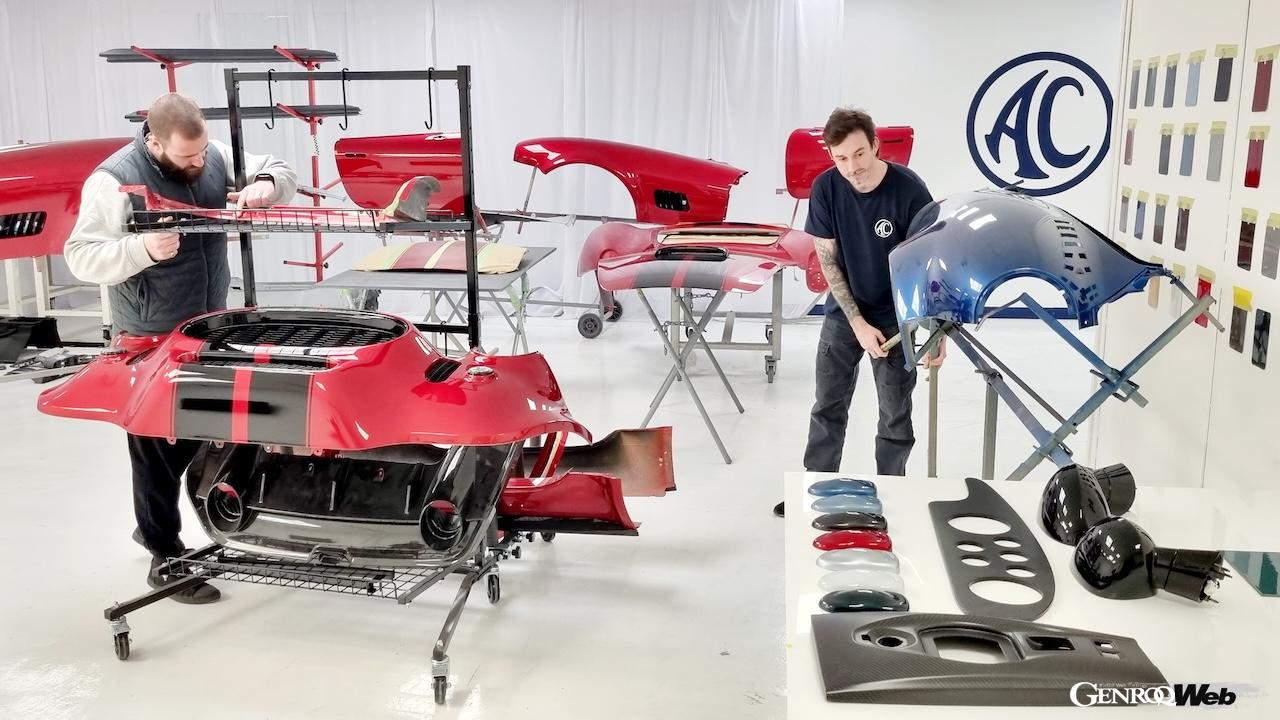 英国の生産拠点に加えて、T-エンジニアリングのトロールヘッタン工場でも製造されることで、AC コブラ GT シリーズの製造台数は大幅に増加することになる。