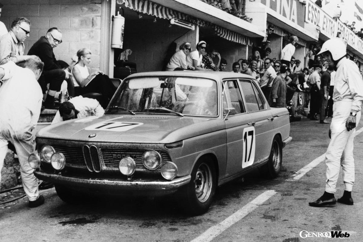 スパ・24時間でピットインする「2000TI」。