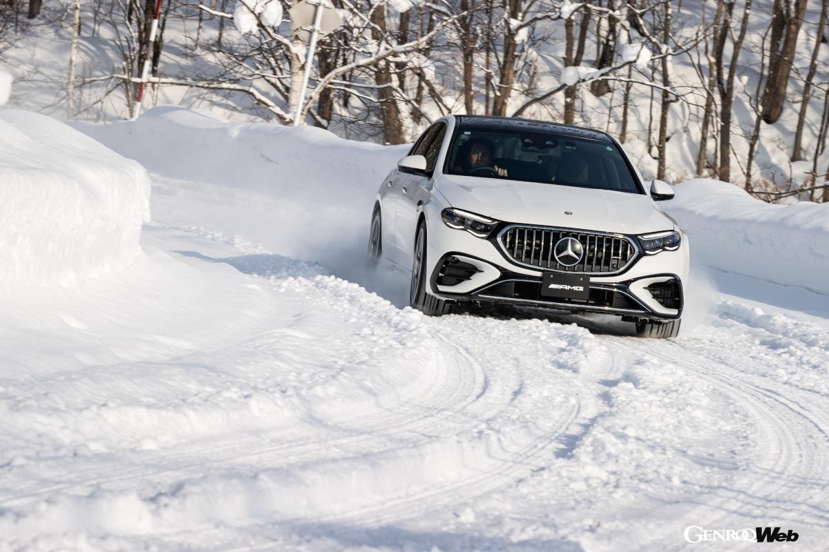 除雪はされているが、路肩には雪壁があり道幅は狭い。そんな中でもメルセデスAMG E 53 ハイブリッド 4マティック＋は安定した走りを見せる。