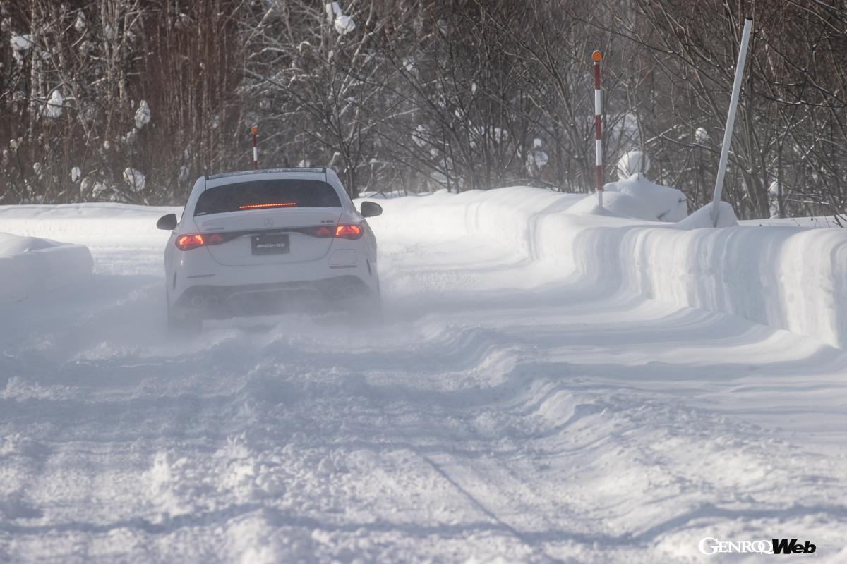 路面ミューが刻一刻と変わる雪上でもブレーキングでも安定した走りを見せる。