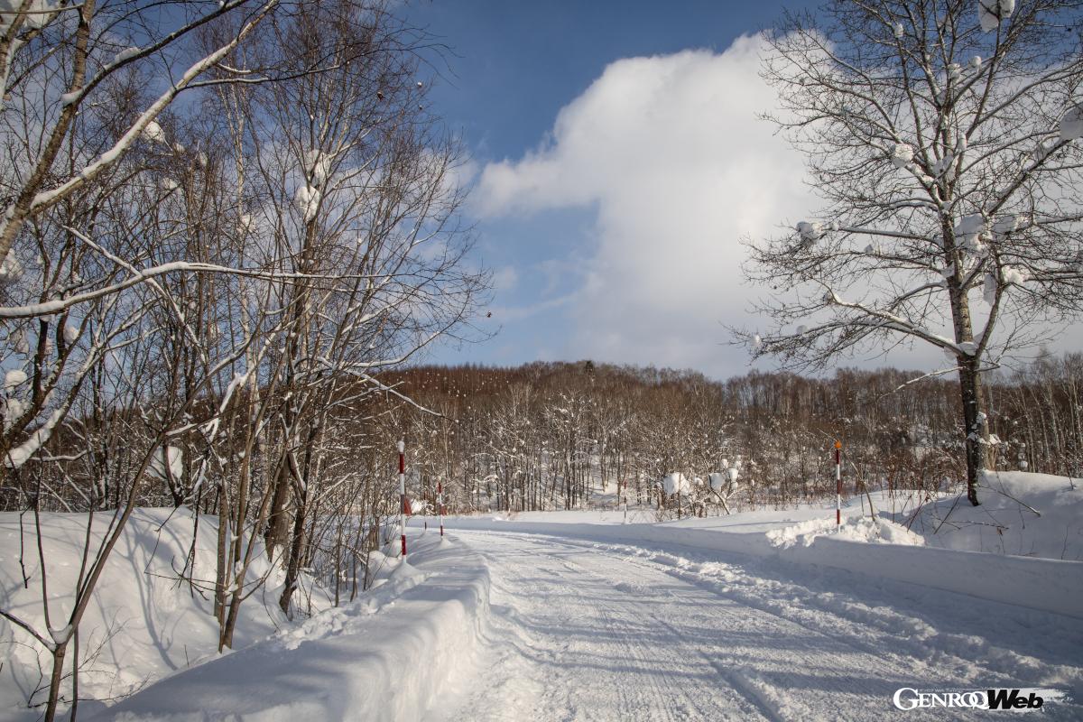 除雪はされているが、路肩には雪壁があり道幅は狭い。そんな中でもメルセデスAMG E 53 ハイブリッド 4マティック＋は安定した走りを見せる。